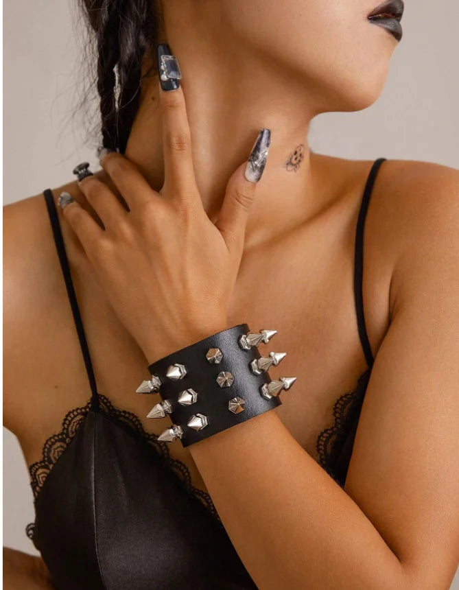 Row Cuspidal Spikes Rivet Stud Bracelet - PWM