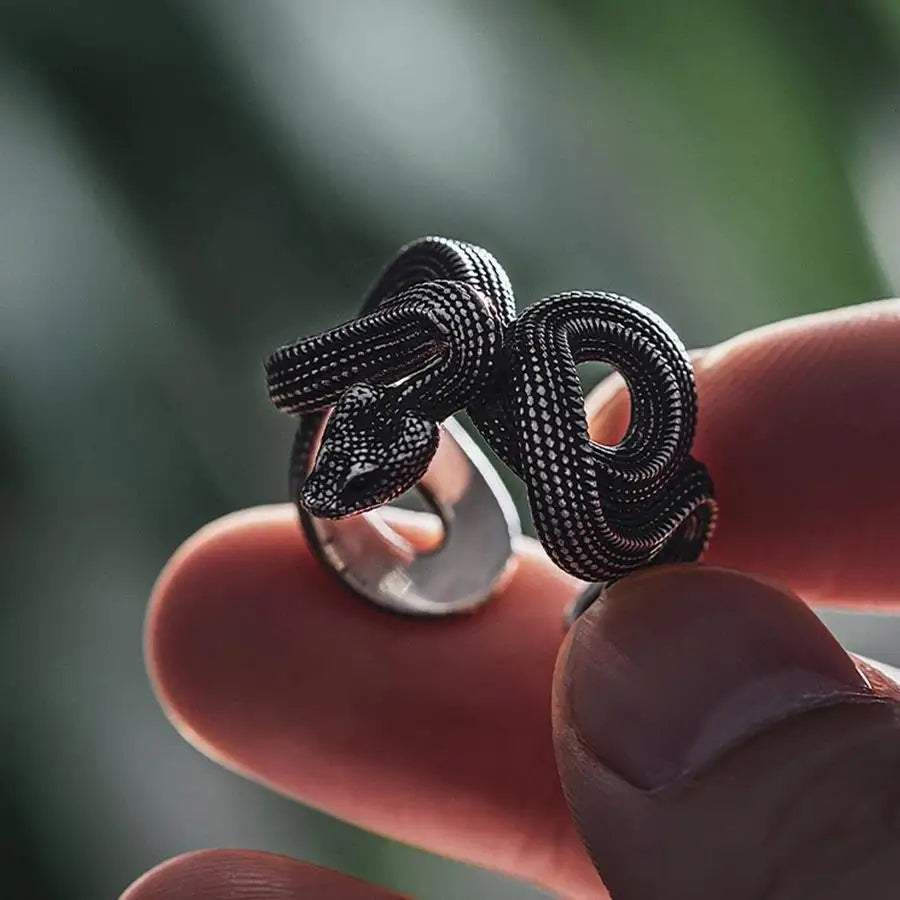 three-dimensional snake ring